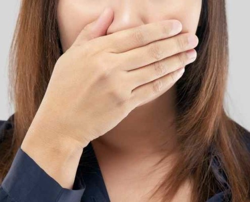 هل زراعة الأسنان تسبب رائحة كريهة؟