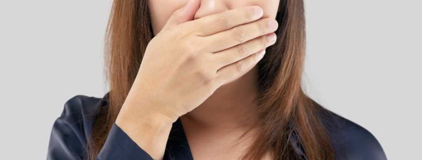 هل زراعة الأسنان تسبب رائحة كريهة؟